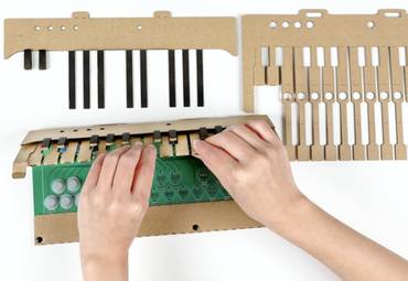 Это картонное пианино DIY синхронизируется с вашими любимыми музыкальными приложениями MIDI