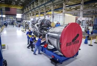 Джефф Безос показал новый и полностью собранный ракетный двигатель BE-4